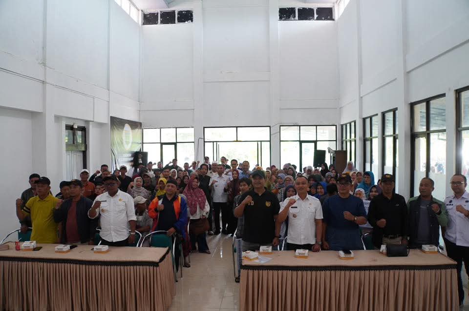 Warga penerima bantuan program RTLH dari Pemko Padang Panjang .